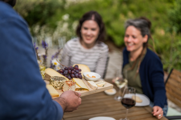 Käseplatte und Weinglas