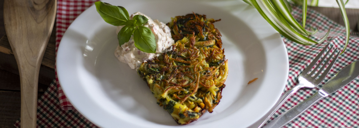 Kartoffel-Pfannenpuffer mit Mangold und Möhren mit fruchtiger Frischezauber-Creme