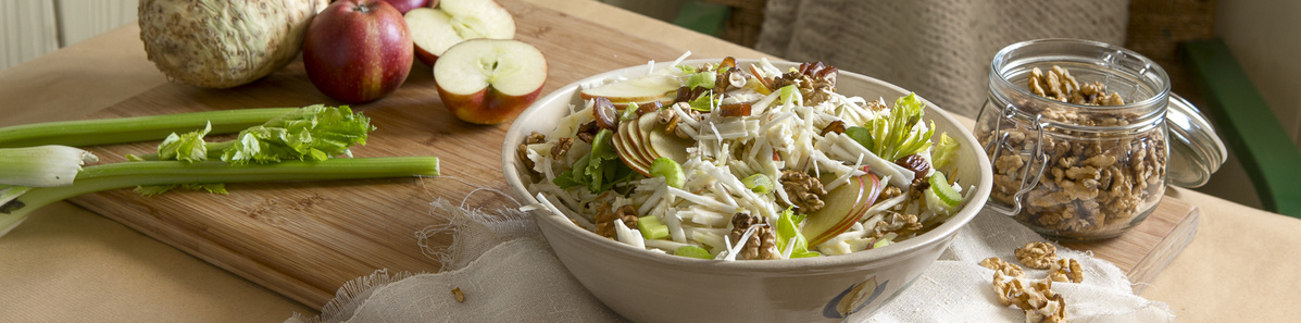 Waldorfsalat mit Datteln, Walnüssen und hausgemachter Mayonnaise