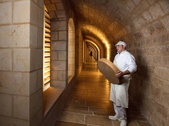 Affineur im Kellergewölbe des Fort des Rousses       Bild: Fromageries Arnaud · © Jean-Marc Baudet