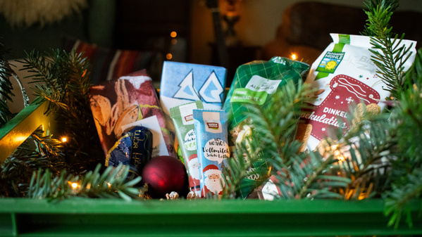 Grüne Kiste mit Weihnachtssüßigkeiten