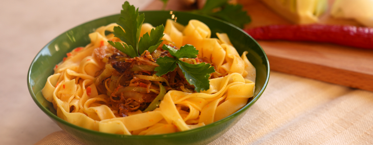 Tagliatelle mit pikantem Weißkohl