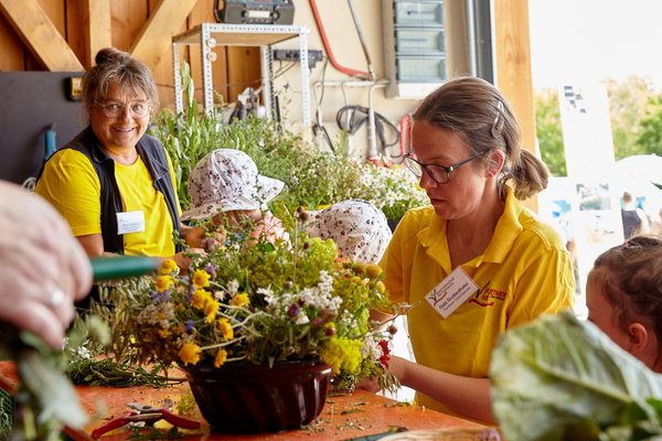Blumenkranzbinden am Hoffest