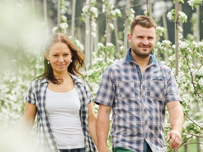 Lena und Stefan von Obst von Bauer laufen durch ihre Apfelplantage
