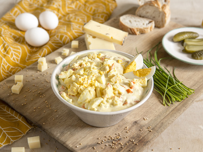 Eiersalat mit griechischem Joghurt, Karotte und Schnittlauch