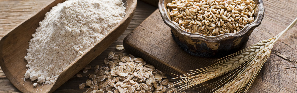 Getreidekörner und Mehl
