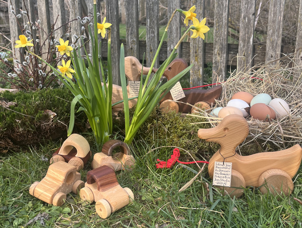 Holzspielzeug vor Osternest