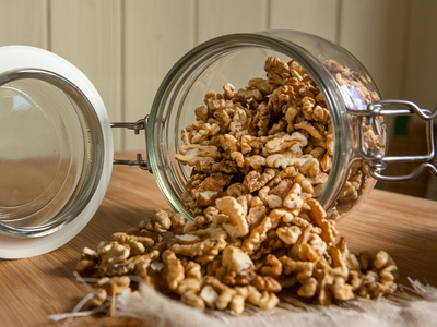 Walnüsse im Vorratsglas