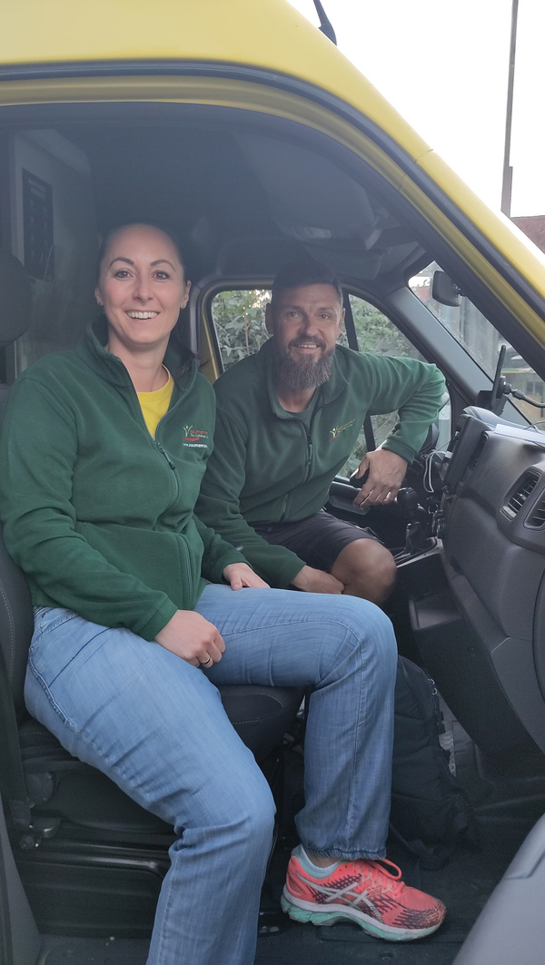 Manu und Holger im Lieferauto