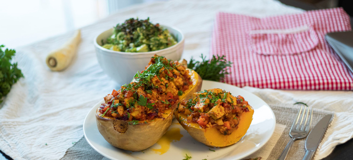 Bio Butternut Kürbis aus der Region gefüllt mit Gemüse und Tofu - Vegan