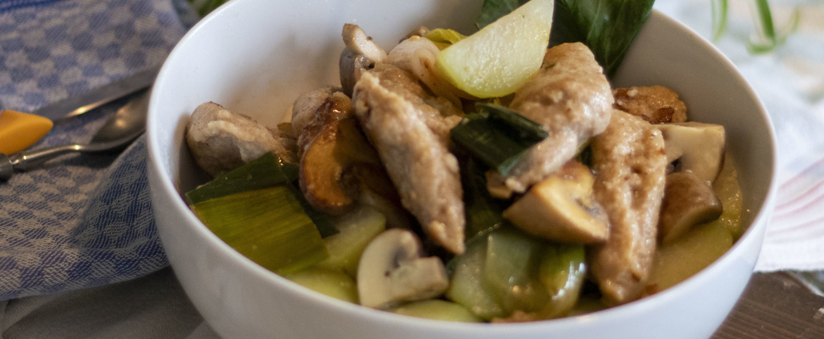 Sellerie Spotzen, Gemüse und Butter nach Art der guten MamaSuppe und Apfel Rotkohl Salat