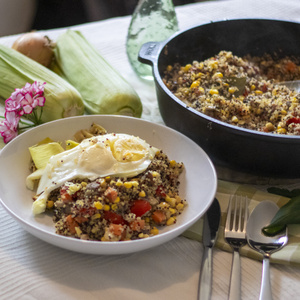 Schichtpfanne mit Mais, Quinoa und Gemüse