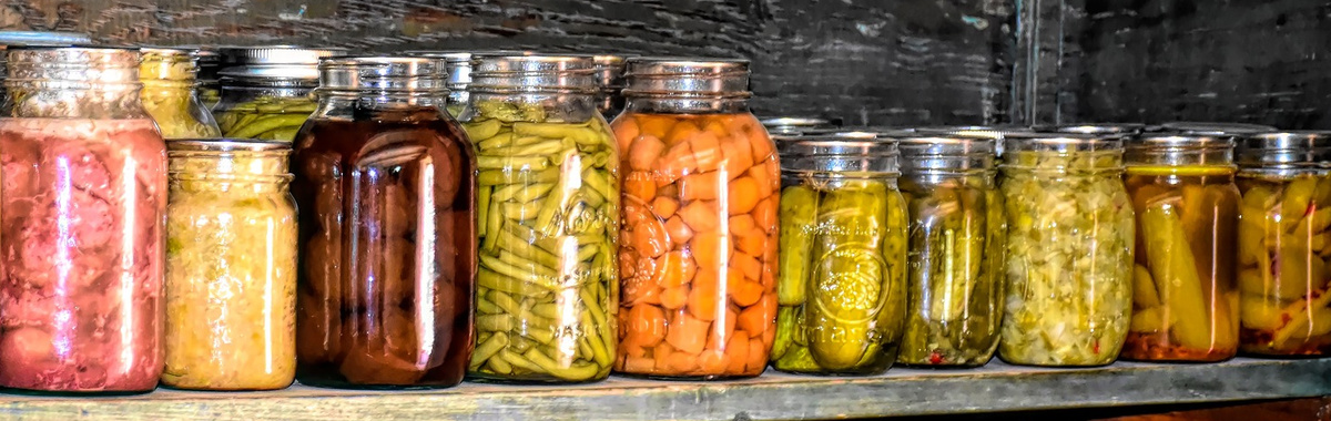 Fermentiertes Gemüse steht in einem Regal.