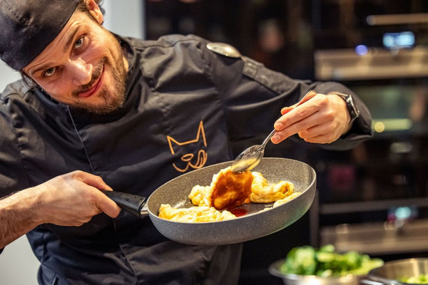 Stefan Herbolzheimer beim Kochen
