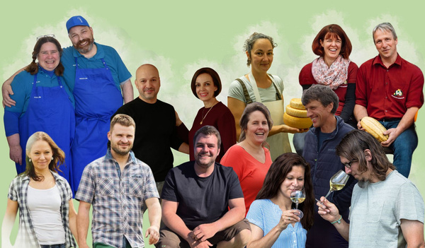 KI generiert: Eine Gruppe von Menschen posiert fröhlich zusammen vor einem grünen Hintergrund.