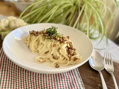 Blumenkohl Käse Nudeln mit Sonnenblumen Eier Topping