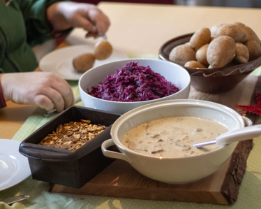 Nussbraten mit Rotkohl, Kartoffeln und Champignonrahmsauce