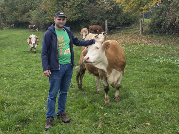 Simon Mondel auf der Weide mit einer Kuh