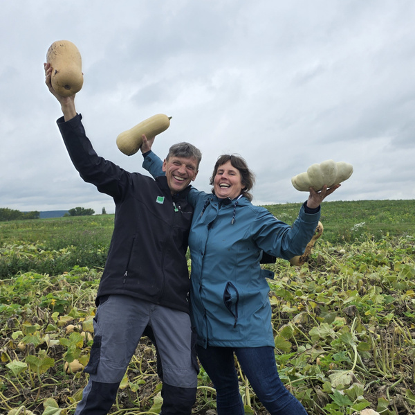 Hermann und Tanja Zeller auf ihrem Kürbisacker