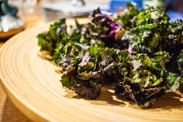 Flower Sprouts auf Holzteller