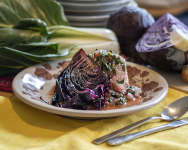 Rotkohlsteaks mit Mangold-Tomaten-Kokos Sauce