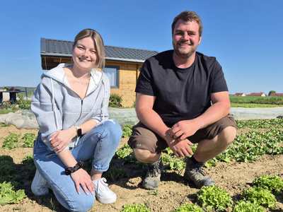 Sebastian Bauman mit seiner Freundin auf seinem Acker