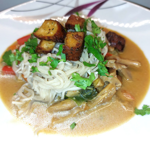 Ramennudeln mit Pilzgemüse und Erdnusssoße