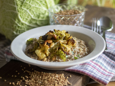 Buchweizen-Risotto mit Röstwirsing und Cashews