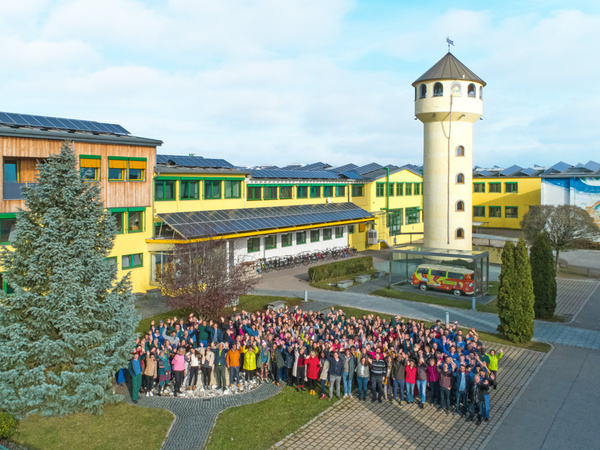 Mitarbeiterfoto vor Geschäftsgebäude_Rapunzel Naturkost