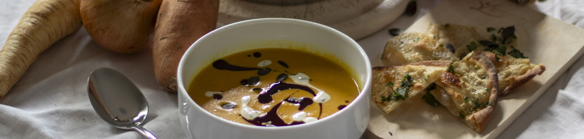 Wintersuppe mit Knoblauch-Flammkuchen