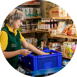 Jutta packt blaue Ökokiste im Laden