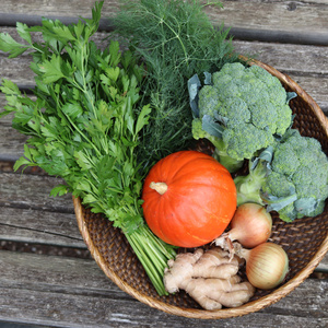 Brokkoli, Küribs und Petersilie in einem Korb