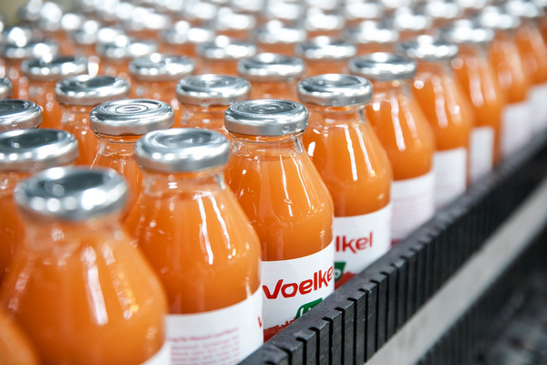 Voelkel Fruchtsäfte bei der Abfüllung