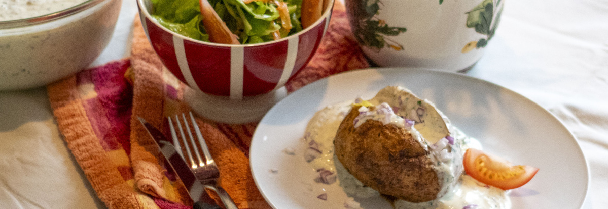 Ofenkartoffeln mit Kräuterquark und Salat
