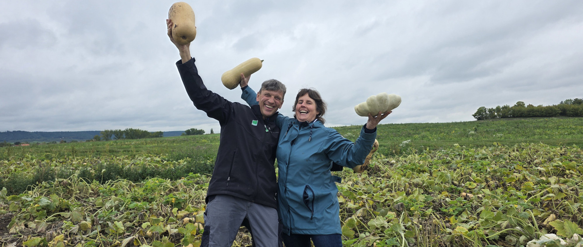 Hermann und Tanja Zeller mit Kürbissen auf ihrem Acker