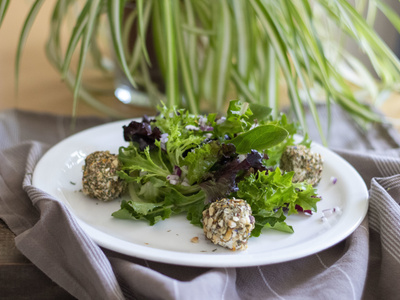 Blüten-Bällchen mit Ziegenfeta und Haselnuss