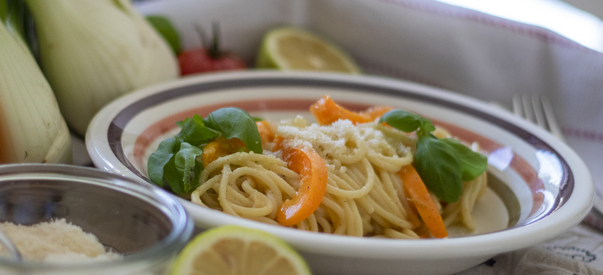 Teller mit Spaghetti  limone con finocchio e paprika