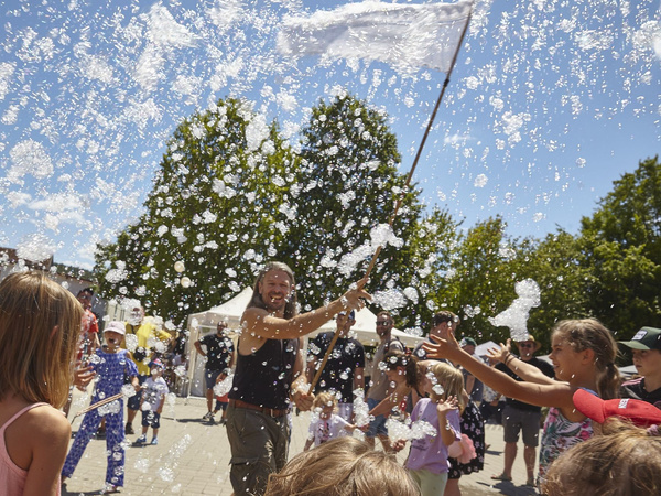Riesenseifenblasen am Baumannshof-Hoffest 2026