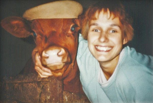 Jutta und eine glückliche Kuh in Demeter Haltung