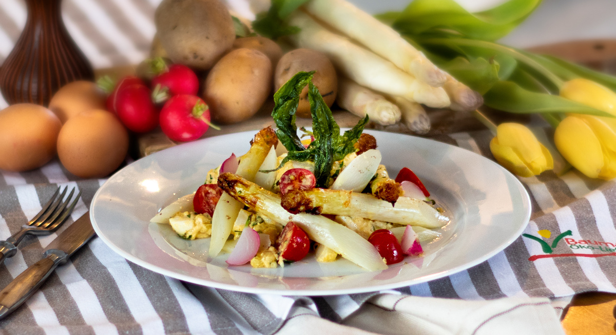 Spargel mit Kartoffel und Ei