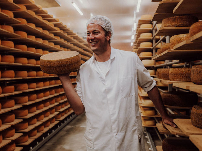 Mann im Käselager am Backensholzer Hof. Foto: Björn Weinbrandt