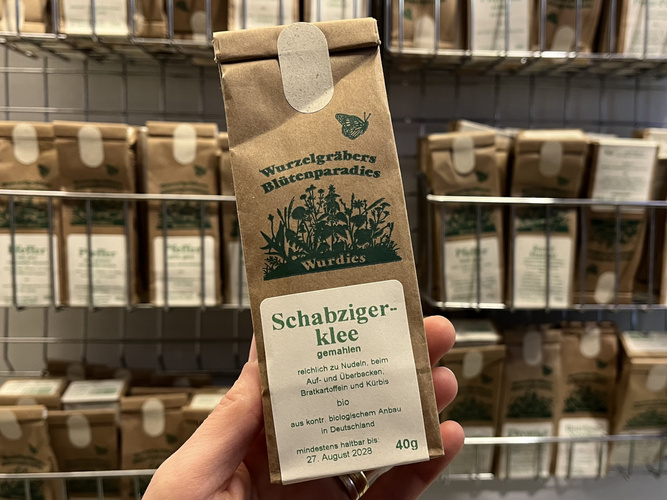 Tüte Schabzigerklee Gewürz vor Gewürzregal