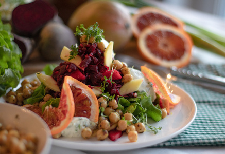 Lauwarmer Rote Beete Mango Salat mit Kichererbsen und Kresse Frischkäse Creme