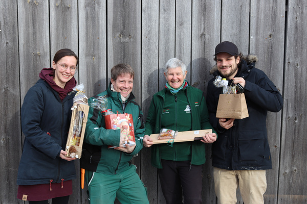 Baumannshof Mitarbeiter mit Kundengeschenken