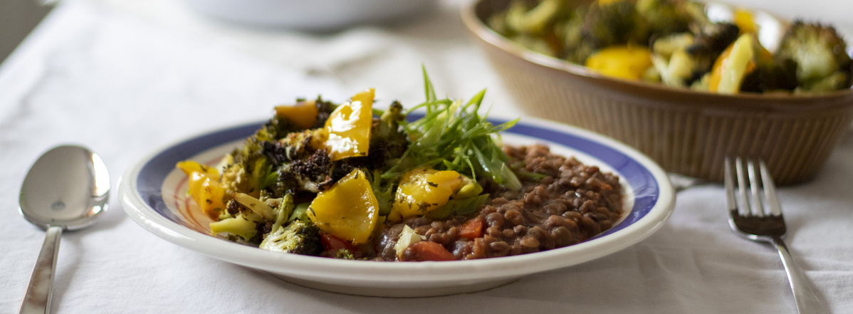 Tomaten-Koriander-Linsen mit Ofengemüse