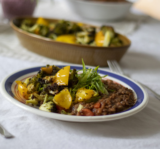 Tomaten-Koriander-Linsen mit Ofengemüse