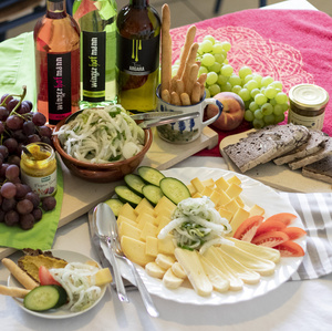 Kaltes Käsegedeck mit Zwiebel